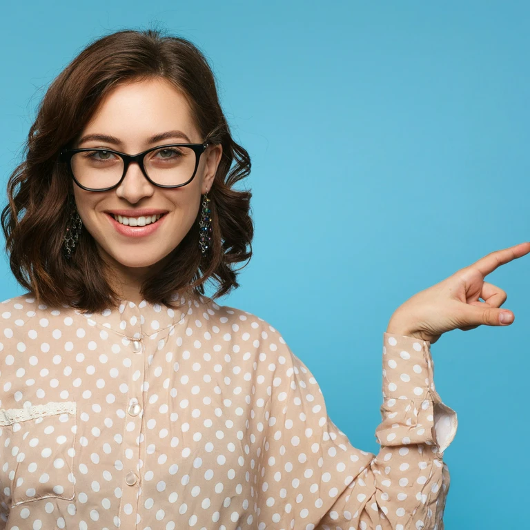 brunetka w&nbsp;okularach