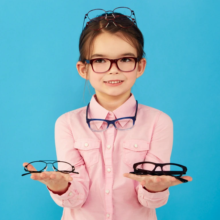 dziecko z&nbsp;wieloma parami okularów