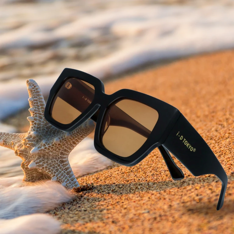 okulary z&nbsp;grubą oprawką i&nbsp;martwa rozgwiazda