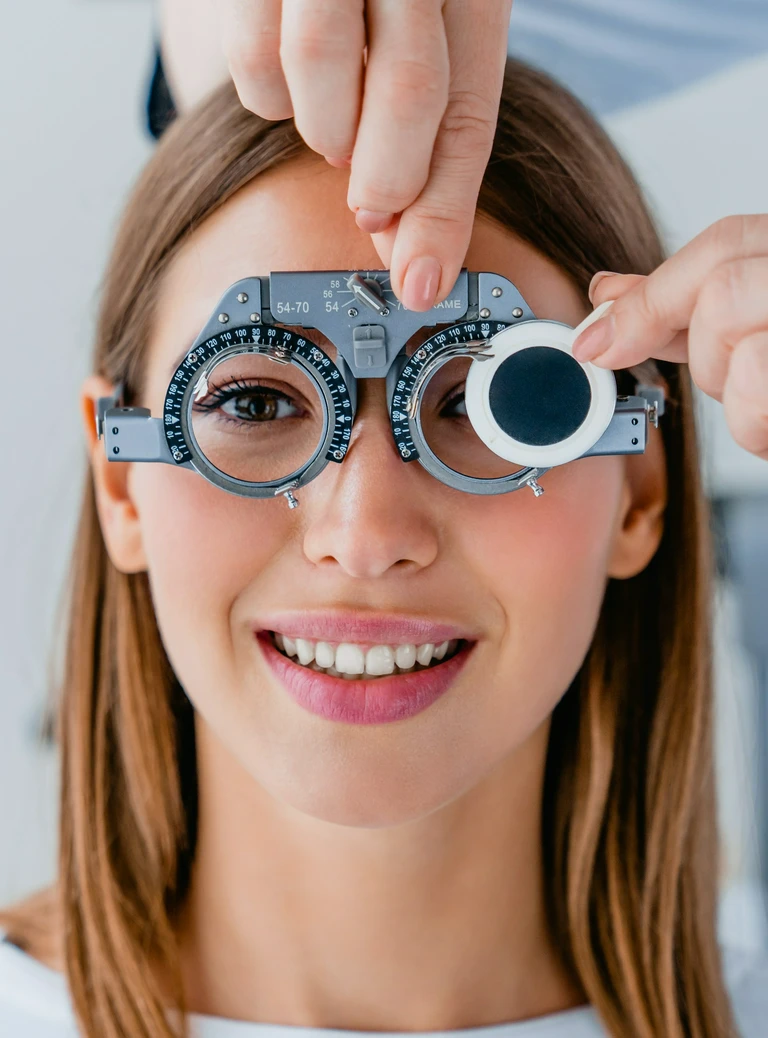 kobieta podczas badania wzroku