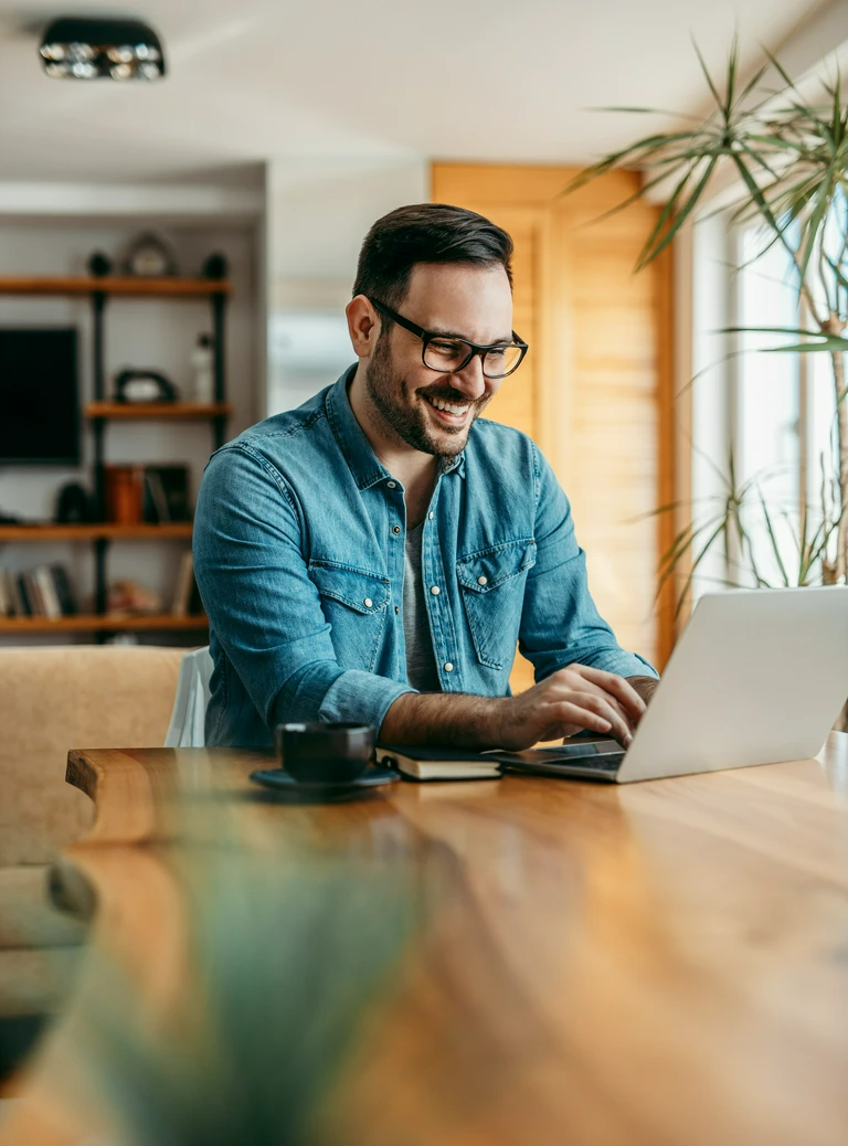 mężczyzna w&nbsp;okularach przed komputerem