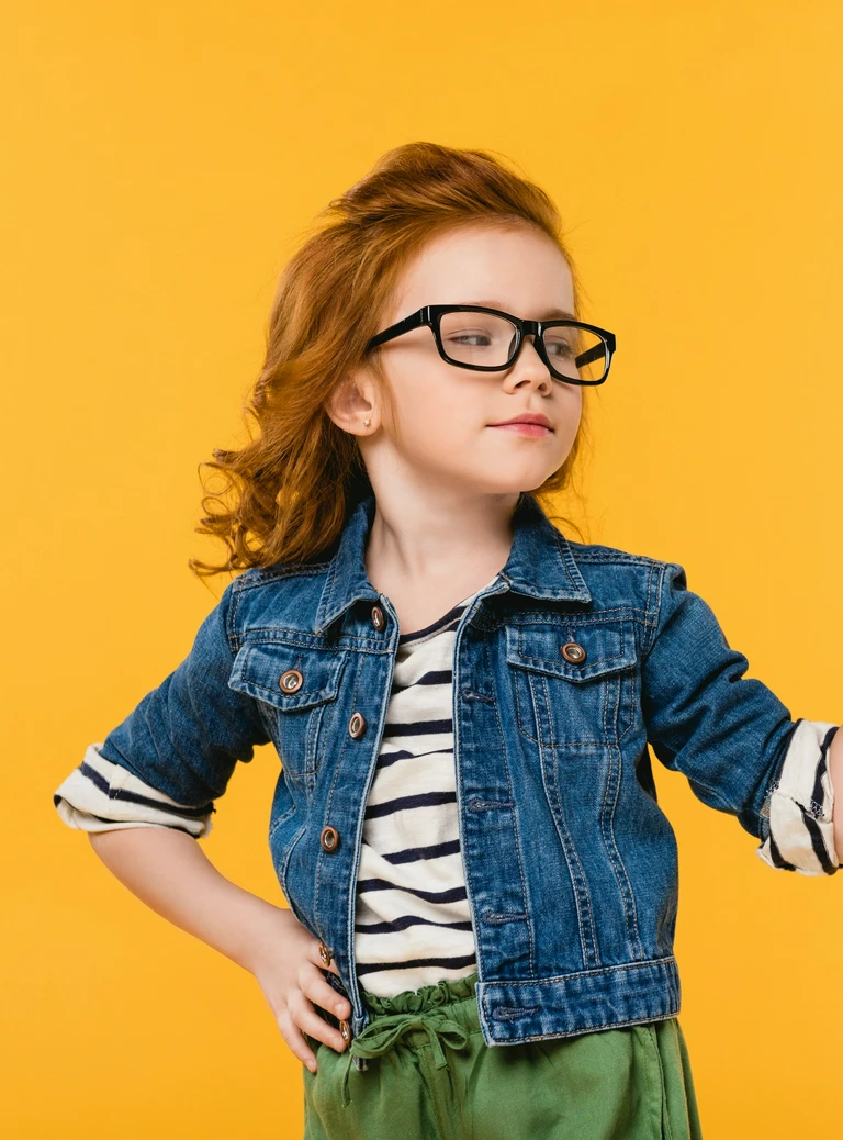 dziecko w&nbsp;okularach