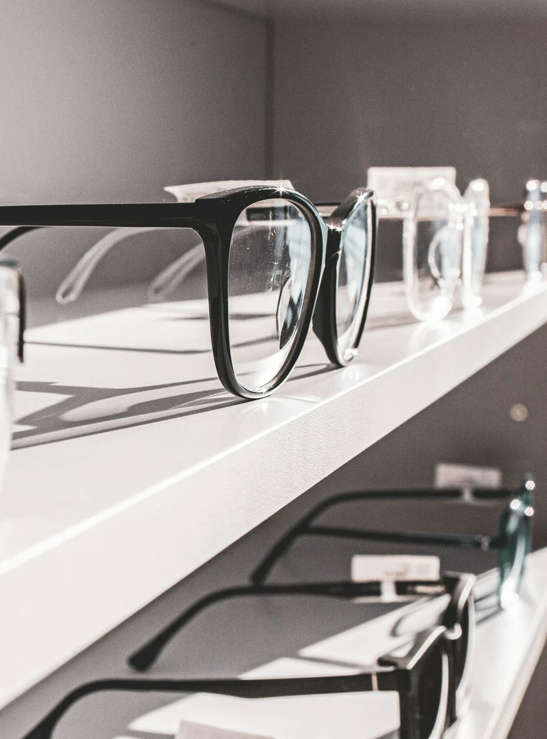 okulary na&nbsp;półce
