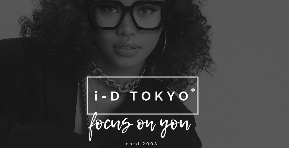 elegancka kobieta w okularach z grubą oparwką